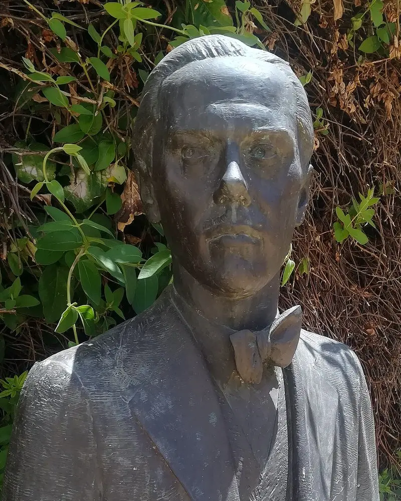 Image: CarlosVdeHabsburgo (2019), bronze bust Luis Cernuda